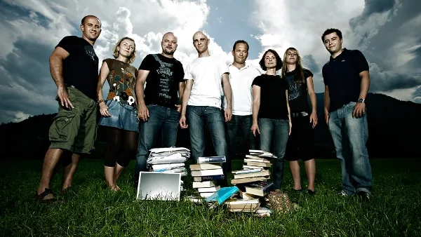 Team des Startups quillp mit einem Bücherstapel